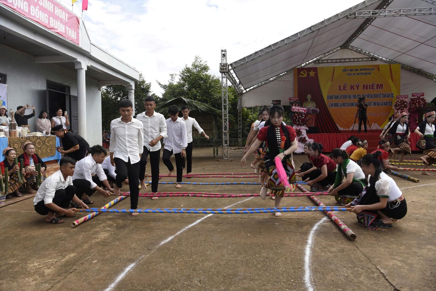 Đông đảo người dân tham gia hoạt động Ngày hội Đại đoàn kết toàn dân tộc